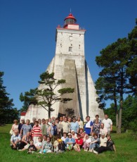 Eesti Kiriku lugejate reisiseltskond Kõpu tuletorni jalamil. Foto:Sirje Semm