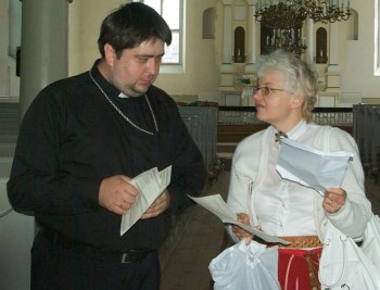 Peakorraldajaid: praostkonna muusikasekretär Kristiina Nagel ja õpetaja Mait Mölder. Toivo Hollo