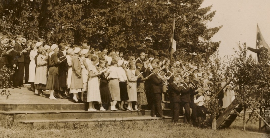 Jõeäärne kaunis kirikla park Türil saab lauljate vastuvõtjaks ka edaspidi. Siin peeti kaks aastat hiljem, 1932. aasta jaanipäeva aegu, esimene kirikunoorte vaimulik laulupäev. Järvamaa Muuseum