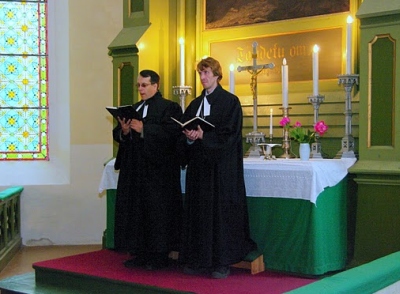 Rõngu kiriku altaris on praost Vallo Ehasalu (paremal) ja praostkonna sekretär diakon Enno Tanilas. Tiit Kuusema