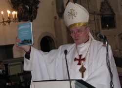 Peapiiskop Andres Põderil oli rõõm Tallinna toomkirikus esitleda ristimise teema-aastate materjalide kogumikku «Uue elu allikale». Foto: Tiiu Pikkur