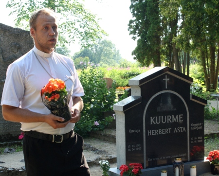 Sel aastal stipendiumi pälvinud Avinurme koguduse õpetaja Rene Alberi vastse hauakivi juures.  Arho Tuhkru 