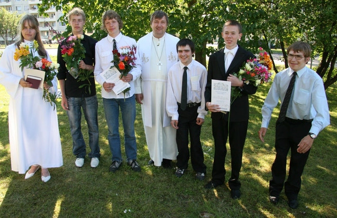 Saku ajaloo esimesed leerilapsed Evelin Ots, Christo Leppik, Helari Puust, Siim Liiv, Mart Nool ja Märt Liiv, keskel Jüri Vallsalu. Kaarel Vahermägi Saku ajaloo esimesed leerilapsed Evelin Ots, Christo Leppik, Helari Puust, Siim Liiv, Mart Nool ja Märt Liiv, keskel Jüri Vallsalu. Kaarel Vahermägi