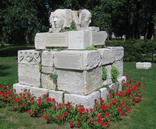 Rapla lähedal Alu mõisa pargis on avatud mälestusmärk kõikidele purustatud mälestusmärkidele. Selle teo eest pälvis Rapla kihelkonna 13. auhinna Toomas Tõnisson. Mihkel Kukk
