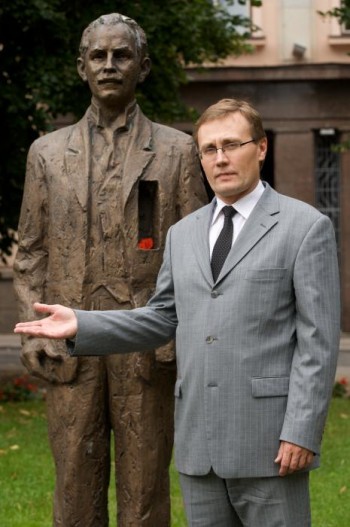 Kaks meest ühe ideega: Tõnis Lukas järgib oma eelkäija, 1918. aastal eesti koolielu juhtinud teoloogist haridusminister Peeter Põllu põhimõtet, et kodu ja kool peavad lapse kasvatamisel koostööd tegema. Foto: Aldo Luud