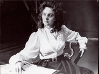 Reet Leissar Koidulana A. Põldmäe-Undla «Viru laulikus ja Koidulas» Pärnu Draamateatri etenduses 1967. aastal. Foto: Eesti Teatri- ja Muusikamuuseum