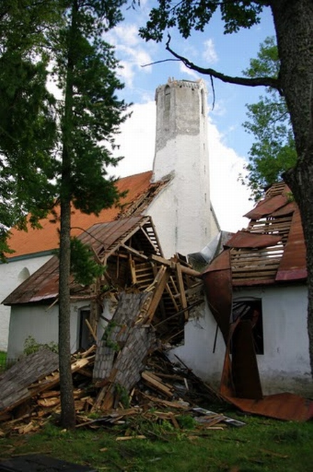 Keeristorm jättis Väike-Maarja kiriku tornikiivrita. Tiit Kuusema
