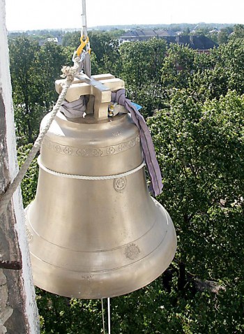 Pooletonnine kellamürakas tõsteti kandeplokkide abil hääletult kellatorni, kust talle on määratud kõva häält teha. Foto: Peeter Lilleväli