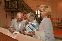 20 aasta tagused Rapla leerilapsed oma õpetajalt praost Esra Rahulalt autogrammi noolimas. Foto: Eve Veevel