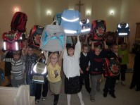 Lapsed rõõmustavad uute koolitarvete üle. Foto: Agnus Dei Üprus