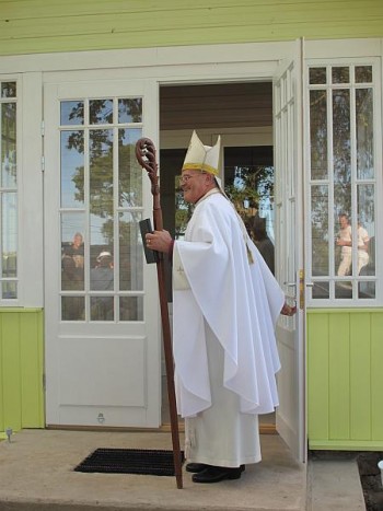 Peapiiskop Andres Põder on kogudusemaja ukse avanud. Foto: Liina Raudvassar