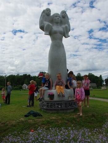 Lapsed Eesti Ema monumendi juures. Koguduse kodulehekülg