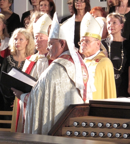 Kiriku «raskekahurvägi» ehk emeriitpeapiiskop Kuno Pajula (vasakult), piiskop Einar Soone ja peapiiskop Andres Põder uut orelit pühitsemas. Merje Talvik