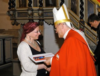 Fotomeenutus Tallinna toomkirikust 31. mail 2009: peapiiskop Andres Põder annab Pille Valgule üle EELK Teeneteristi ordeni. Foto: EELK kodulehekülg