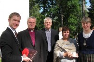 Vigala koguduse tähtpäevalt: Kaido Soom (vasakult), Andres Põder, koguduse juhatuse esimees Heino Aosaar, Marje Põder ja Kristiina Jõgi. Pilt: Erakogu