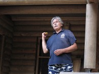 Raido Rüütel on Allika külla ehitanud kabeli, mis jääb avatuks külarahvale ja palveränduritele. Foto: Sirje Semm