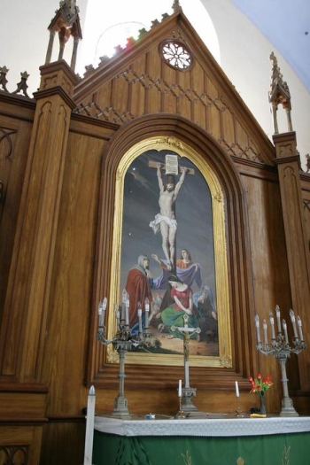Paistu kiriku altarimaal, millele tekkis vandaalitsemise tõttu viis rebendit, vajab restaureerimist. Internet    