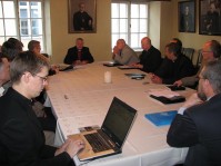 Piiskoplik nõukogu hakkab selle laua ümber konsistooriumi saalis nüüd sagedamini koos käima. Foto: Tiiu Pikkur