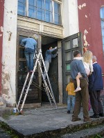 Et kirikusse pääseda, tuli peauksele teha korralik remont. Foto: Ene Paal