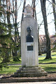 90 aastat on Haapsalus mere ääres seisnud ausammas eesti vaimuliku muusika ühele alusepanijale Rudolf Tobiasele. Foto: Arvo Tarmula