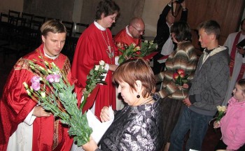 Vastordineeritud õpetajad Johann-Christian Põder, Merle Prass-Siim ja Indrek Kõiv võtsid vastu hulgaliselt õnnesoove pereliikmetelt, sõpradelt ja kolleegidelt. Esiplaanil õnnitleb Marje Põder poega. Foto: Tiiu Pikkur