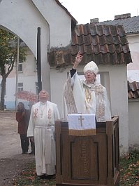 Silmad on vaatamas ja kõrvad kuulamas kellamängu: emeriitpeapiiskop Kuno Pajula pühitseb uue kella.Foto: Sirje Semm
