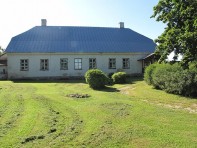 Hästi säilinud 1800. aastal ehitatud kivimaja peidab endas muu hulgas algseid uksetahvleid koos sepishingede, lukusiltide ja käepidemetega.