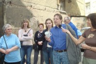 Peterburi Teataja käivitaja ja elushoidja Jüri Trei ning Eesti Kiriku lugejareisist osavõtjaid Peterburi Jaani kiriku tagahoovis.Foto:Arhiiv