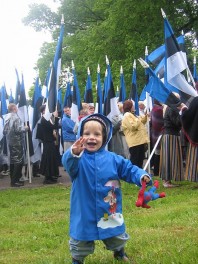 Armastus sinimustvalge lipu vastu tõi eestlasi põlvepikkusest poisikesest raugaealiseni Otepääle, et tähistada rahvustrikoloori 125. aastapäeva. Eesti lipu juubeliaasta on toonud sinimustvalge senisest jõulisemalt ka meie südamesse. Foto: Liina Raudvassar