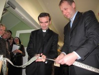 Piiskop Philippe Jourdan ja Tartu linnapea Urmas Kruuse avavad Pühale Joosepile pühendatud katoliku kiriku lasteaia. Foto: Hannes Heinsar