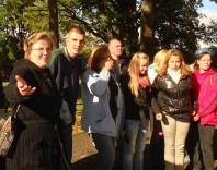 Valga pastoraadi õues kutsub õpetaja Annika Laats (vasakul) oma rahvast pildile. Foto: Sirje Semm