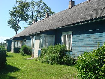 Mahukas ja ruumikas pastoraadimaja, mida kasutatud isegi haiglana, on küll seest kasutamiskõlblikuks tehtud, aga hoone vajab suuremat remonti.