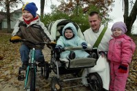 P&uuml;hap&auml;eva hommikul isaga kirikusse minemas: (vasakult) Jaan Oskar (4), Joosep Mattias (1 a 2 k) ja Ann Margaret (2,5). Foto: Pille-Riin P. Kalmus