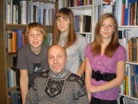 Arne Hiob poeg Siimu (12) ja t&uuml;tarde Liisa (15) ning Annaga (14) . Foto: Riina Hiob