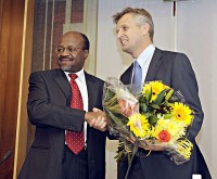 LMLi endine peasekretär Ishmael Noko (vasakul) ja vastvalitud peasekretär Martin Junge. Foto: Luterliku Maailmaliidu kodulehekülg