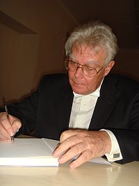 Toomas Paul kirjutab autogrammi oma pühendusteosesse. Foto: Sirje Semm