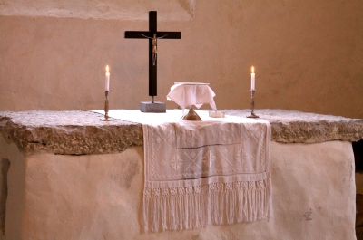 Vormsi kiriku altar.