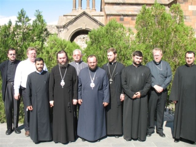 Eesti Kirikute Nõukogu liikmeskirikute vaimulikud Etšhmiadzini kloostris koos vastuvõtjatega, Armeenia kiriku preestritega. Patrik Göransson