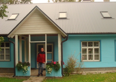 Vana leerimaja on saanud uue kuue. Vana leerimaja on saanud uue kuue.