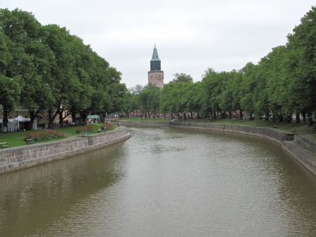 Keskaegne Turu toomkirik on hästi vaadeldav ka linna südames voolava Aurajõe sillalt. Keskaegne Turu toomkirik on hästi vaadeldav ka linna südames voolava Aurajõe sillalt.