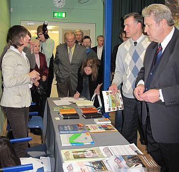 Piiblil on menu: piibliseltsi kirjandusleti taga oli saginat, teiste hulgas valisid ostmiseks lektüüri usuteadlased Peeter Roosimaa (paremal) ja Randar Tasmuth. Foto: Liina Raudvassar