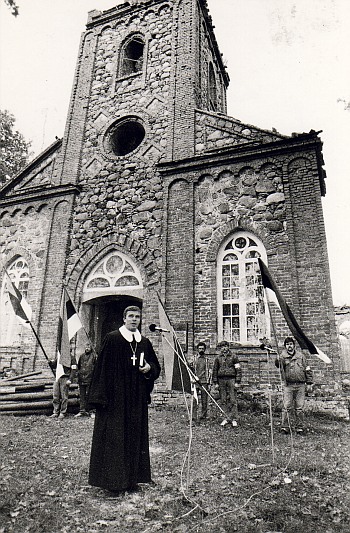 Praost Andres Põder õnnistab 30. septembril 1990 Tori kiriku taastamise algust. Foto: Eesti Kiriku arhiiv