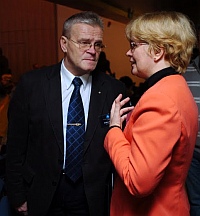 Hetk konverentsilt: mõtteid vahetavad peapiiskop Andres Põder ja Tallinna Jaani koguduse liige Ruth Alas. Foto: Konverentsi kodulehekülg