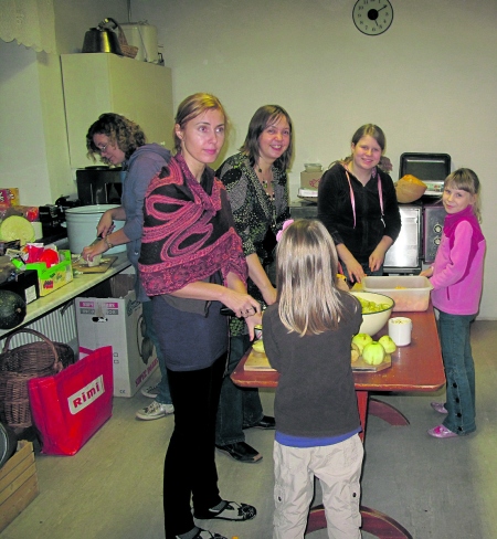 Teeme piduõhtuks koos süüa. Teeme piduõhtuks koos süüa.