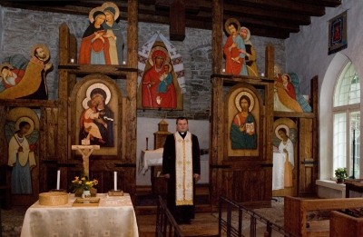 Tähelepanu väärib kirikus ikonostaas (Lvovi kunstniku Pjotr Gumenjuki töö), mille ees seisab isa Pavlo,  ja kiriku interjöör. Kujutis pühast kolmekäelisest jumalaemast (keskel), kes oma efemeerse kolmanda käega kaitseb süütult kannatajaid, süüdimõistetuid ja hukatuid. 4 x Daisy Lappard 