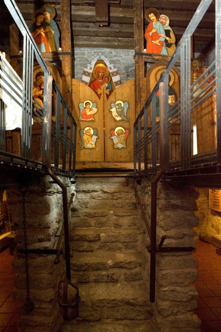 Kiriku põranda keskosa on liikuv, siitkaudu viib trepp maa-alusesse näituseruumi.