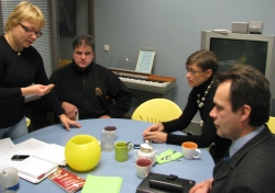 Kaie Tanner (vasakult), Jaane Lend, Kristel Tannik ja Kulvo Tamra arutavad, missugused peaksid olema EELK kirikupäeva ja laulupeo rinnamärgid. Foto: Tiiu Pikkur