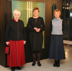 Nõmme Lunastaja kiriku tekstiilide taustal seisavad tekstiilikunstnikud Anu Raud, Päikki Priha ja Reet Talimaa. Foto: Marju Raabe