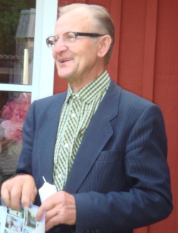 Peeter Raun ehitas sel suvel oma koduõuele palvekoja mereäärse Karala küla rahvale. Foto: Sirje Semm