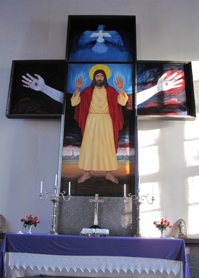 Halliste kiriku altarimaali on kogudusele kinkinud kunstnik Jüri Arrak. Sirje Semm
